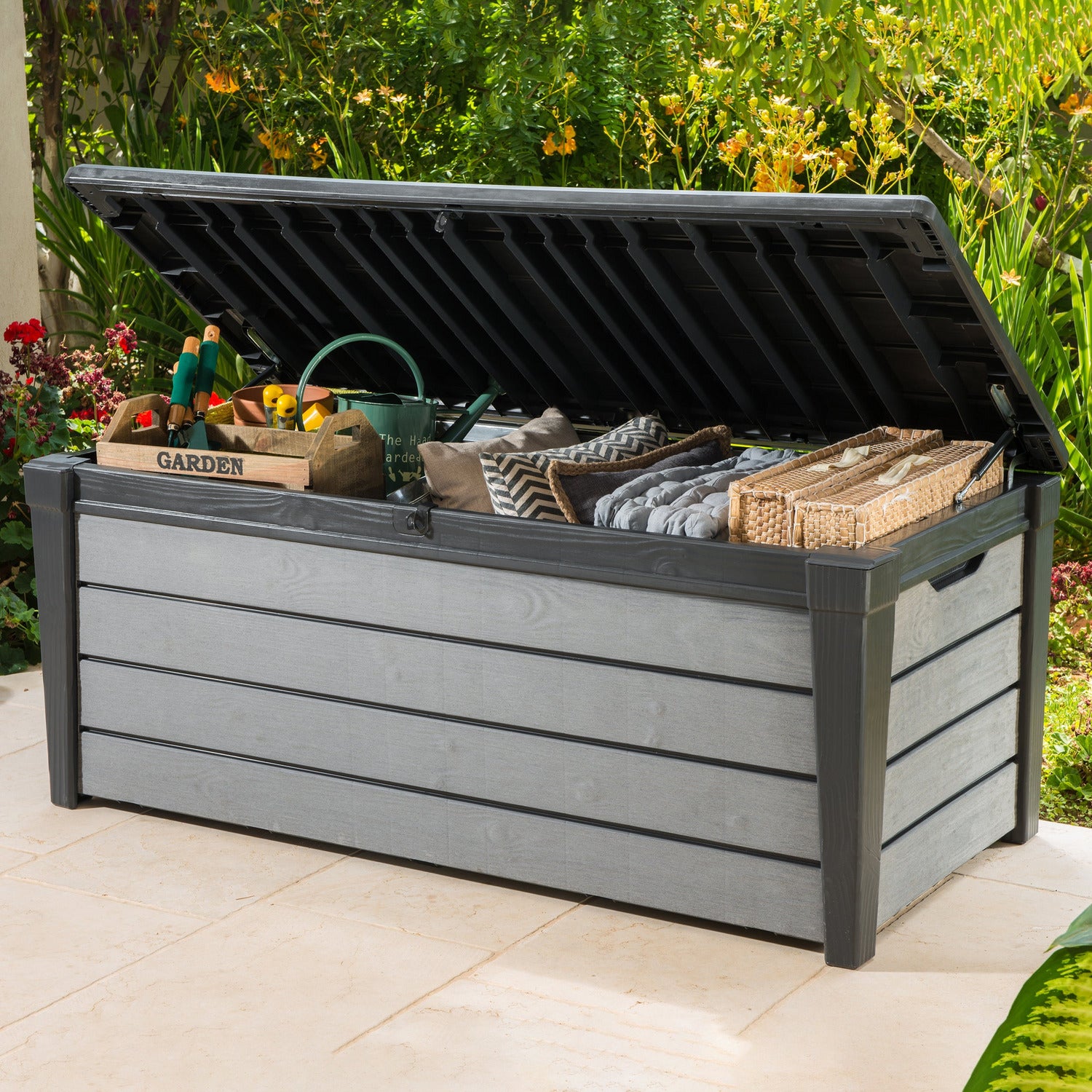 KETER - Baule da giardino grafite BrushWood 454L - h60,3x145x69,7 cm